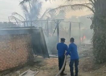 Petugas Damkar saat memadamkan api yang membakar rumah warga di Tebo. Foto: iNewsTV/Budi Utomo
