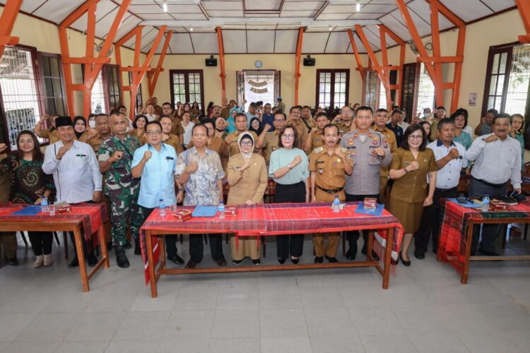 Foto bersama disela kegiatan.