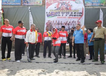Wali Kota Pematang Siantar di acara pembukaan Kejuaraan Voli Pasir Antar Pelajar Pematang Siantar dan Simalungun
