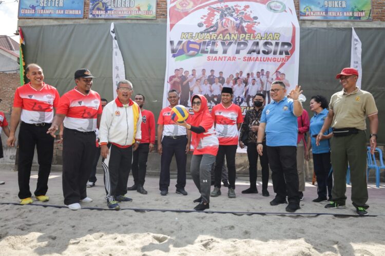 Wali Kota Pematang Siantar di acara pembukaan Kejuaraan Voli Pasir Antar Pelajar Pematang Siantar dan Simalungun