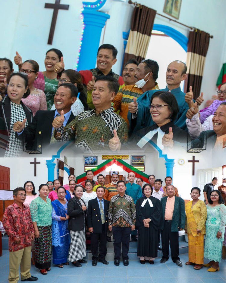 Bupati Radiapoh saat mengikuti ibadah Minggu bersama jemaat di GKPS Sipoldas, Kecamatan Panei, Minggu, 12 Februari 2023.