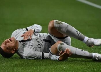 Pemain PSG Kylian Mbappe mengalami cedera saat menghadapi Montpellier dalam lanjutan Ligue 1 yang digelar di Stadion Mosson pada Kamis, 2 Februari 2023. [AFP]