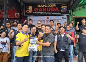 Lions Club Pematang Siantar Merdeka Abadi bersama Bantuan Komunikasi (Bankom) Garuda, berbagi kasih kepada Insan Pers,  berupa sembako, Sabtu (11/2/2023).