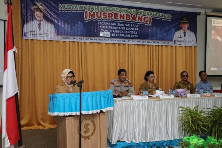 dr Susanti saat membuka Musyawarah Perencanaan Pembangunan (Musrenbang) Kecamatan Siantar Barat, di Siantar Hotel, Senin (20/02/2023) siang.