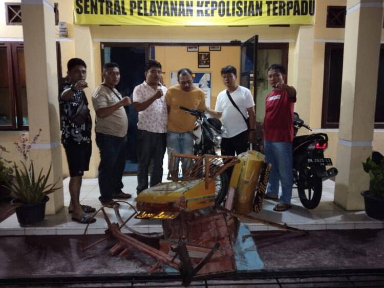 Foto pelaku (kaos kuning) dan barang bukti saat diperlihatkan petugas.
