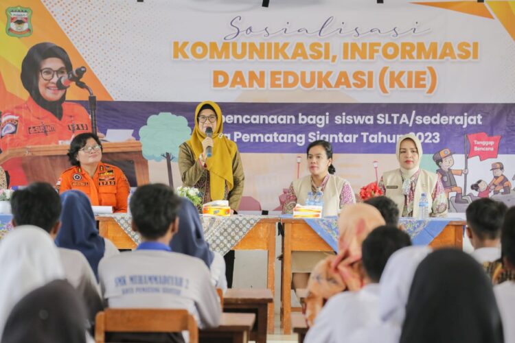 Wali Kota Pematang Siantar, dr Susanti Dewayani SpA, saat menghadiri acara sosialisasi Komunikasi Informasi dan Edukasi (KIE) Kebencanaan bagi Siswa SLTA/Sederajat Kota Pematang Siantar Tahun 2023, di SMA Swasta Kartika 1-4 Pematang Siantar, Jalan Kartini, Rabu (23/02/2023) pagi.