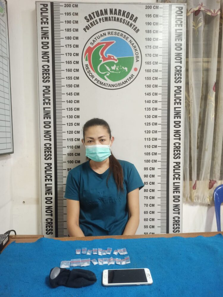 Foto pelaku dan barang bukti diamankan di kantor Polisi.