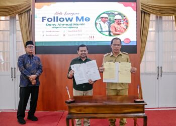 Bupati Humbang Hasundutan (Humbahas), Dosmar Banjarnahor, SE, foto bersama Bupati Sumedang, Dr. H. Dony Ahmad Munir, ST, MM, usai tandatangani MoU terkait penanganan stunting, di Gedung Negara Sumedang, Jawa Barat, Selasa (7/2/2023).