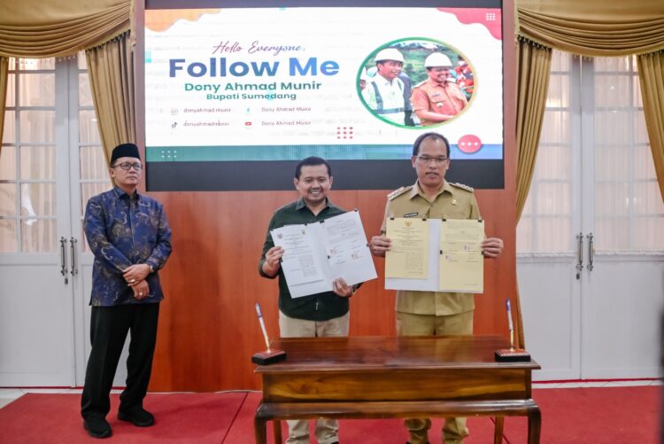 Bupati Humbang Hasundutan (Humbahas), Dosmar Banjarnahor, SE, foto bersama Bupati Sumedang, Dr. H. Dony Ahmad Munir, ST, MM, usai tandatangani MoU terkait penanganan stunting, di Gedung Negara Sumedang, Jawa Barat, Selasa (7/2/2023).