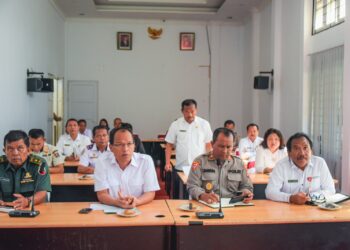 Bupati Humbahas, Dosmar Banjarnahor SE, saat ikuti rapat F1H2O, melalui zoom meeting, Rabu (1/2/2023), di Kantor Bupati Humbahas.
