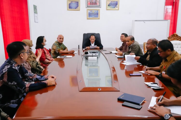 Bupati Humbang Hasundutan, Dosmar Banjarnahor SE, saat menerima kunjungan kerja BPK RI Perwakilan Sumatera Utara, di ruang kerja Bupati Humbahas, Selasa (31/1/2023) lalu.