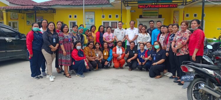 Bupati Humbahas, Dosmar Banjarnahor, foto bersama para Tenaga Kesehatan Puskesmas Saitnihuta, Bidan Desa, Kepala Desa, dana Perangkat Desa.