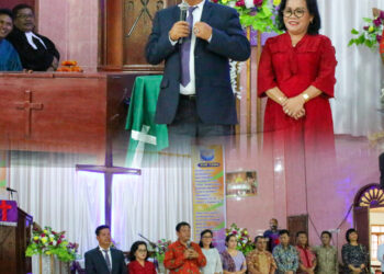 Bupati Simalungun saat mengikuti ibadah Minggu di GKPS Simbolon Panei, Kecamatan Panombeian Panei, Kabupaten Simalungun, Minggu (19/2/2023).