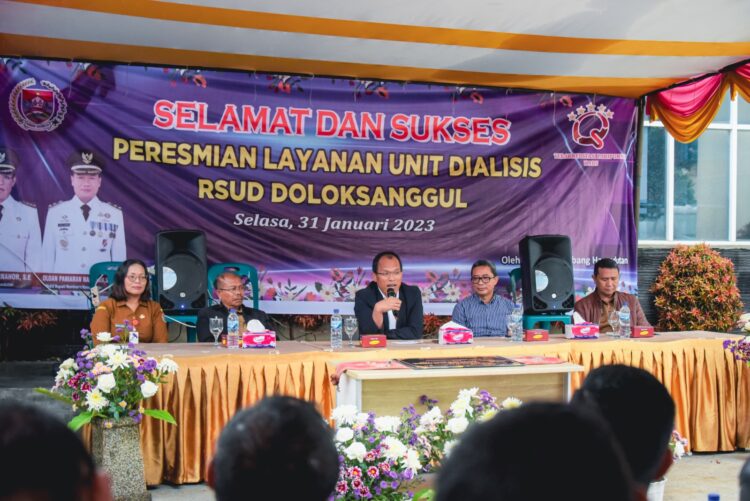 Bupati Humbahas, Dosmar Banjarnahor SE, saat meresmikan layanan Dialisis di Rumah Sakit Umum Daerah (RSUD) Doloksanggul, Kabupaten Humbahas, Selasa (31/1/2023).