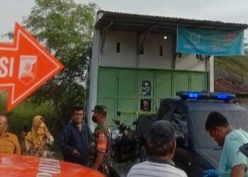 Polisi melakukan penyelidikan kasus pembunuhan di Jalan Rahayu Pasar 12, Desa Bandar Klippa, Kecamatan Percut Sei Tuan, Kabupaten Deli Serdang, Sumatera Utara, Rabu (1/2/2023). Foto/iNews TV/Adi Palapa Harahap.