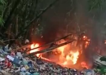 Dua pencuri kerbau tewas diamuk massa usai beraksi di Desa Sukandebi, Naman Teran, Karo, Sumatera Utara. Mobil pelaku dibakar massa dan dibuang ke jurang. Foto/ iNews TV/Eka Hetriansyah