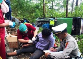 Penumpang angkutan umum terguling di Tele, Samosir, Sabtu 18 Februari 2023. TRIBUN MEDAN/HO
