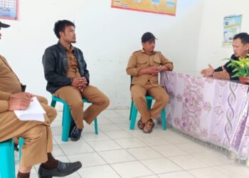 Kadis PMDP2A Humbahas, Binsar Marbun saat melakukan kunjungan kerja ke Desa Siborboron, Kecamatan Sijamapolang.