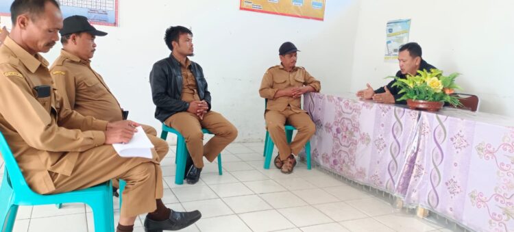 Kadis PMDP2A Humbahas, Binsar Marbun saat melakukan kunjungan kerja ke Desa Siborboron, Kecamatan Sijamapolang.