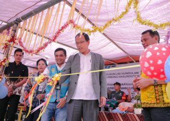 Bupati Humbahas saat meresmikan listrik desa di Dusun Lae Hundulan Tarabintang, Kamis (16/2/2023).