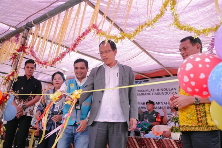 Bupati Humbahas saat meresmikan listrik desa di Dusun Lae Hundulan Tarabintang, Kamis (16/2/2023).