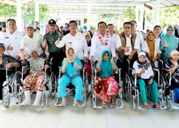 Foto bersama usai memberikan bantuan kursi roda kepada 10 orang lansia yang ada di Kecamatan Gunung Malela.