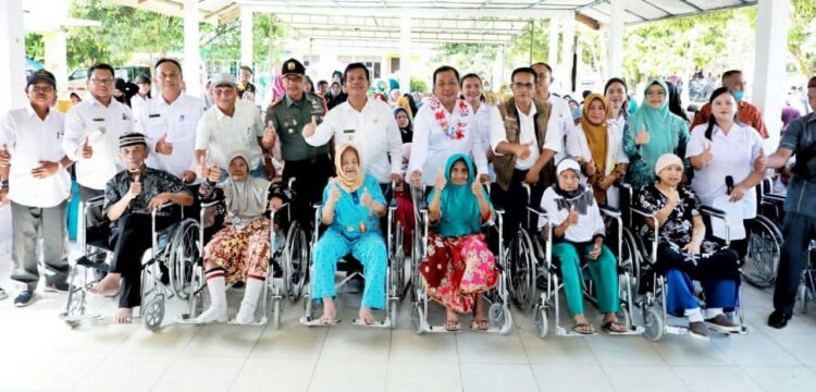 Foto bersama usai memberikan bantuan kursi roda kepada 10 orang lansia yang ada di Kecamatan Gunung Malela.