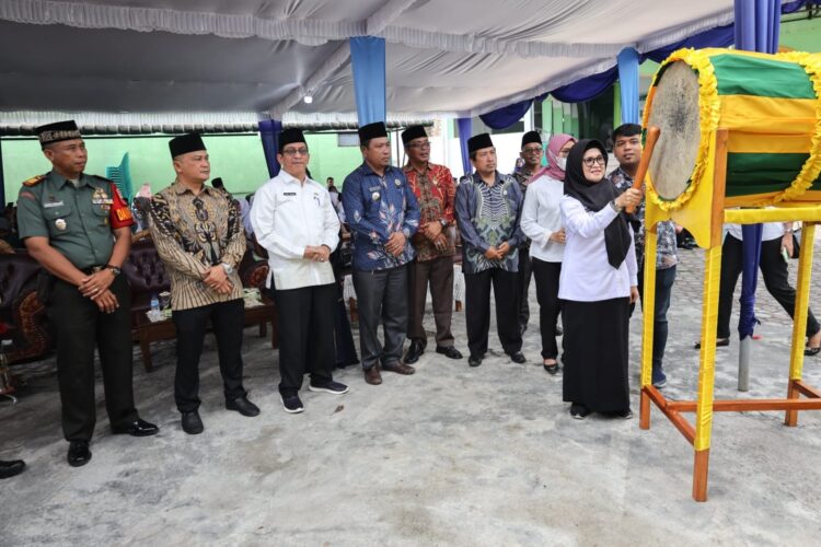 Pemukulan beduk oleh dr Susanti sebagai tanda dibukanya MTQ ke-34 Kecamatan Siantar Marihat.