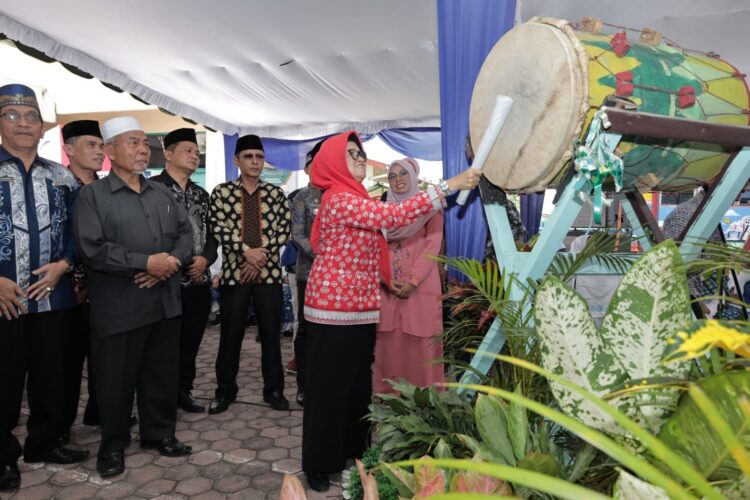 Wali Kota Pematang Siantar, dr Susanti Dewayani SpA, saat membuka MTQ ke-55 Tingkat Kecamatan Siantar Barat, di Madrasah Nurul Islam, Jalan Bola Kaki, Kelurahan Banjar, Kamis (16/02/2023), lalu.