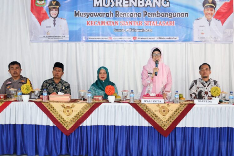 Wali Kota Pematang Siantar, dr Susanti Dewayani SpA, saat membuka Musyawarah Rencana Pembangunan (Musrenbang) Kecamatan Siantar Sitalasari, di Kantor Camat Siantar Sitalasari, Jalan Sisingamangaraja, Kelurahan Bukit Sofa, Jumat (17/02/2023) pagi tadi.