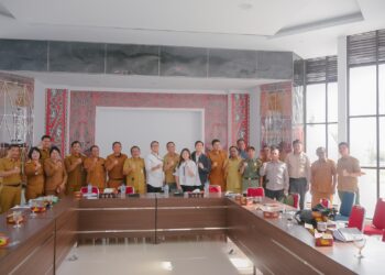 Foto bersama disela kegiatan.