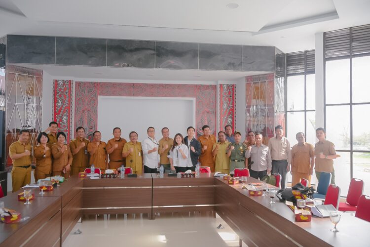 Foto bersama disela kegiatan.