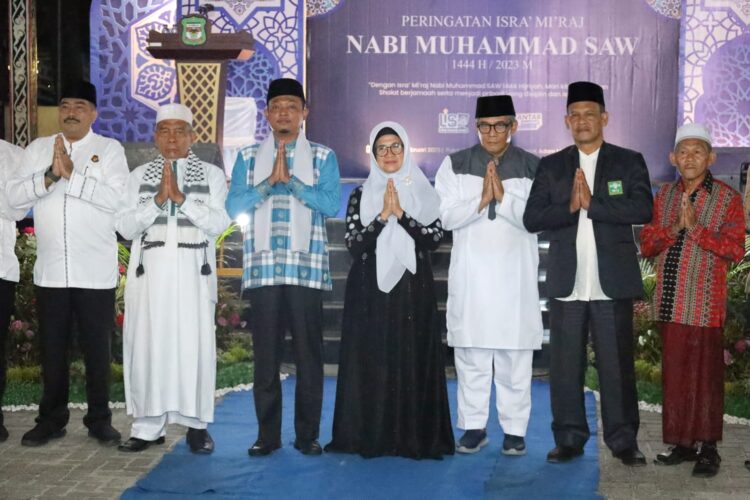 Foto bersama disela kegiatan.