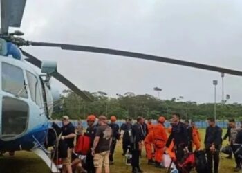 Persiapan evakuasi melalui jalur udara oleh Tim SAR gabungan TNI, Polri dan Basarnas di Muara Emat, Kerinci, Jambi, Senin (20/2). (ANTARA/HO-Basarnas)