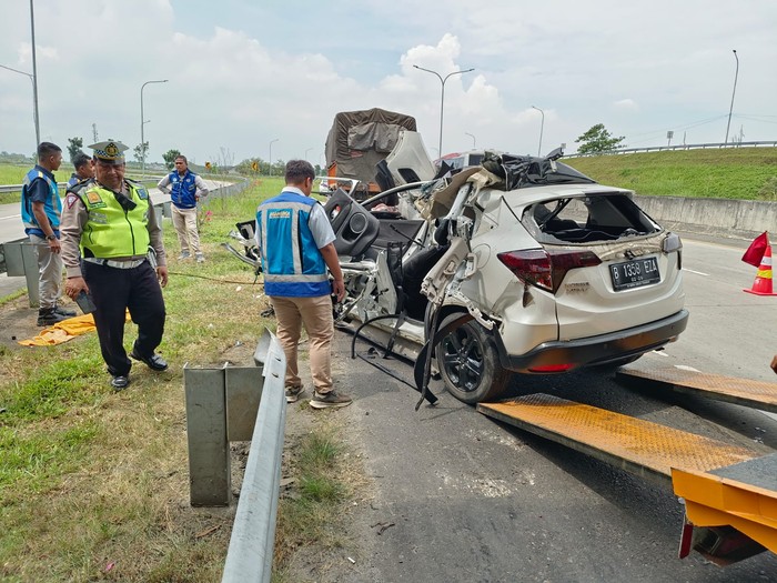 Honda HR-V Ringsek Usai Tabrak Truk Tronton Di Tol Tebing Tinggi, Ini ...