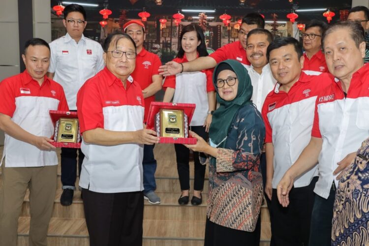 Foto bersama disela kegiatan.