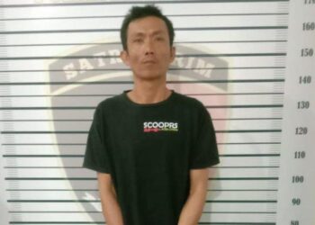 Roni Andriansyah Putra alias Baron, pelaku pembunuhan Istrinya saat diamankan polisi. HO/Tribun Medan