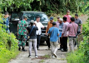Bupati Simalungun didampingi Dandim 0207/Sml, Lekol Inf.  Hadrianus Yossy, beserta kadis PU Hotbinson Damanik dan sejumlah masyarakat turun langsung melihat kondisi jalan penghubung dua kecamatan yang akan diperbaiki.