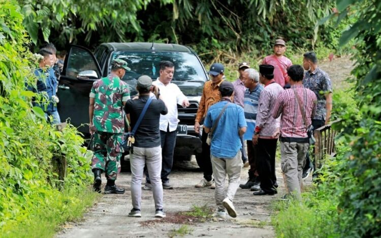 Bupati Simalungun didampingi Dandim 0207/Sml, Lekol Inf.  Hadrianus Yossy, beserta kadis PU Hotbinson Damanik dan sejumlah masyarakat turun langsung melihat kondisi jalan penghubung dua kecamatan yang akan diperbaiki.