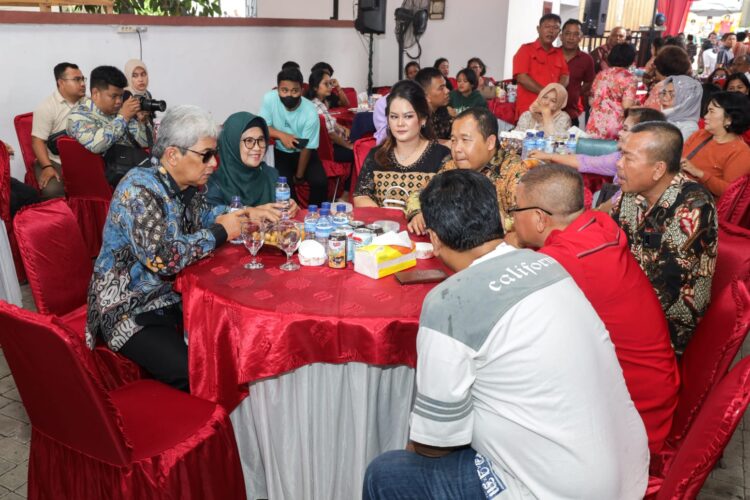 Wali Kota Pematang Siantar, dr Susanti Dewayani SpA dan Ketua Dekranasda, H Kusma Erizal Ginting SH, saat menghadiri acara open house Ketua DPRD Kota Pematang Siantar, Timbul Marganda Lingga SH, Sabtu (11/02/2023).