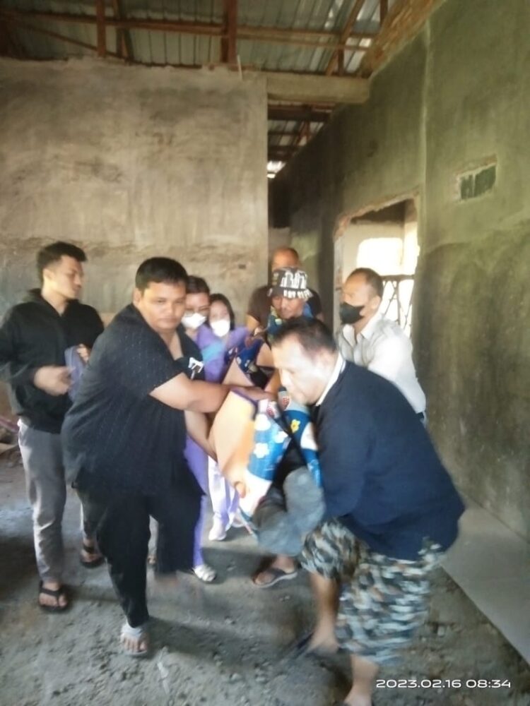 Foto jenazah korban saat dievakuasi petugas bersama warga.