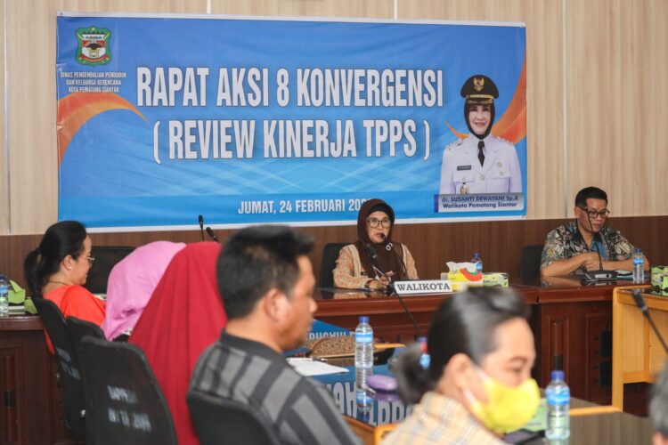 dr Susanti yang juga Ketua TPPS Kota Pematang Siantar dalam  rapat Rencana Aksi 8 Konvergensi (Review Kinerja TPPS) Program Percepatan Penurunan Stunting, di Ruang Rapat Bappeda Kota Pematang Siantar, Jumat (24/02/2023) sore.