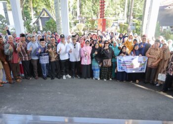 Foto bersama Wali Kota Pematang Siantar, dr Susanti Dewayani SpA.