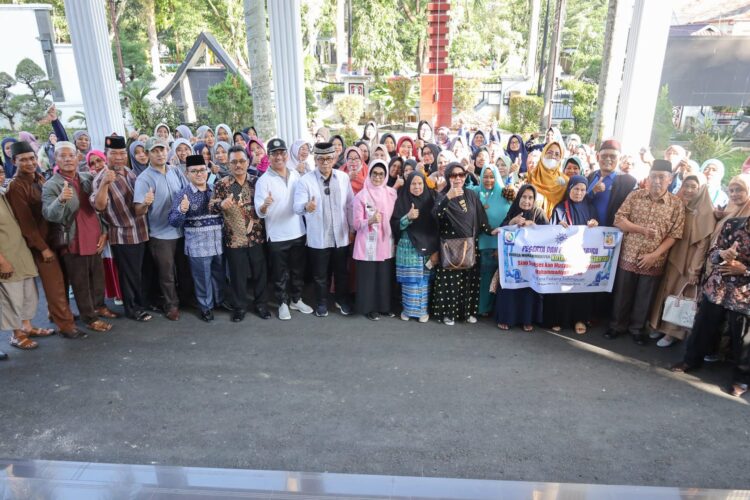 Foto bersama Wali Kota Pematang Siantar, dr Susanti Dewayani SpA.