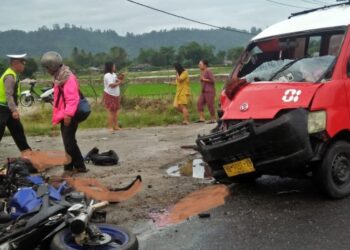 Mobil angkot terlibat kecelakaan maut dengan motor yang dikendarai pelajar kakak beradik hingga membuat nyawanya melayang. Foto: Istimewa