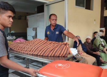 Jenazah mantan anggota DPRD Langkat, Paino akan dibawa menggunakan ambulans menuju ke rumah duka untuk dimakamkan, Jumat (27/1/2023). TRIBUN-MEDAN/ALFIANSYAH