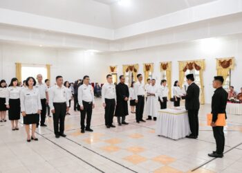 Wabup Humbahas saat lantik  Pejabat Administrator, Pengawas dan Kepala UPT Puskesmas, Jumat (3/2/2023), di Pendopo Perkantoran Bukit Inspirasi Doloksanggul.