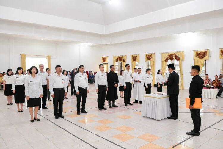 Wabup Humbahas saat lantik  Pejabat Administrator, Pengawas dan Kepala UPT Puskesmas, Jumat (3/2/2023), di Pendopo Perkantoran Bukit Inspirasi Doloksanggul.