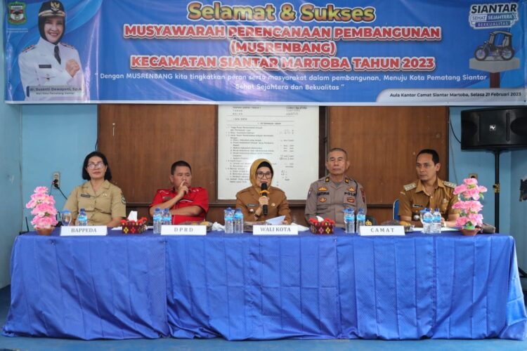 Wali Kota Pematang Siantar, dr Susanti Dewayani SpA, saat membuka Musyawarah Perencanaan Pembangunan (Musrenbang) Kecamatan Siantar Martoba, di aula Kantor Camat Siantar Martoba, Jalan Pdt J Wismar Saragih, Kelurahan Tanjung Pinggir, Selasa (21/02/2023).