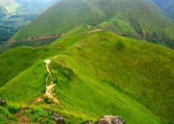 Mitos Bukit Holbung Samosir, Pendaki Sampai Puncak Konon Kisah Cintanya Akan Lancar. (Foto: istimewa/travelspromo)